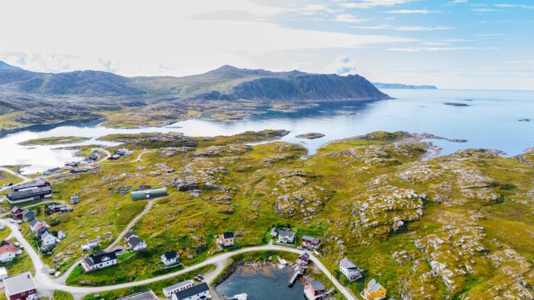 Gjesv&aelig;r y la hermosa naturaleza de Mager&oslash;ya desde arriba