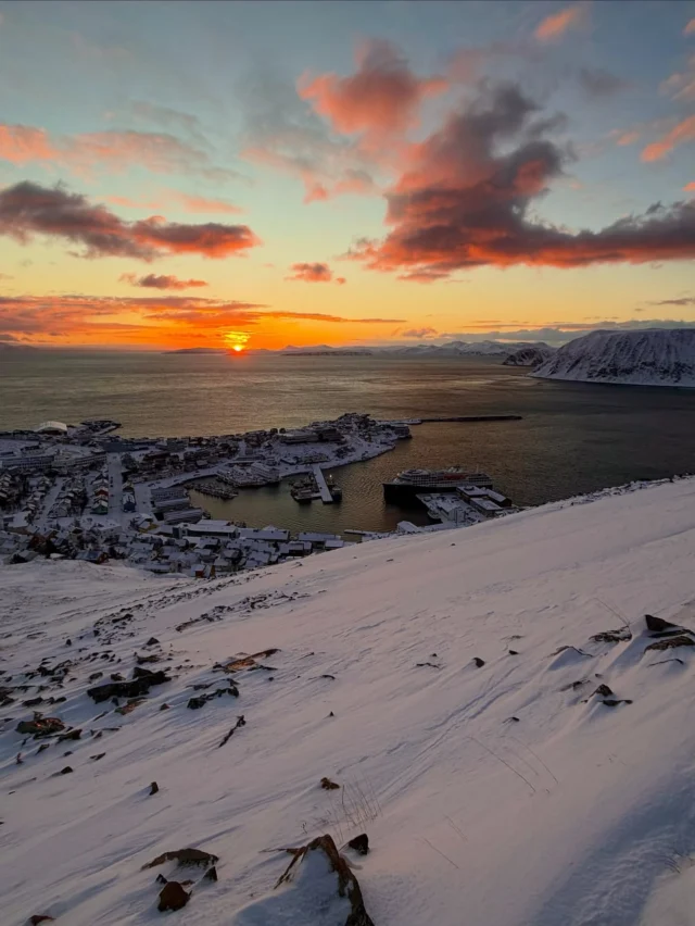 Arctic winter sunsets never disappoint💙💛🧡

📷@hildefager 

#Honningsvåg #NorthCape #Storfjellet #ArcticLife #WinterSunset #NorthernNorway