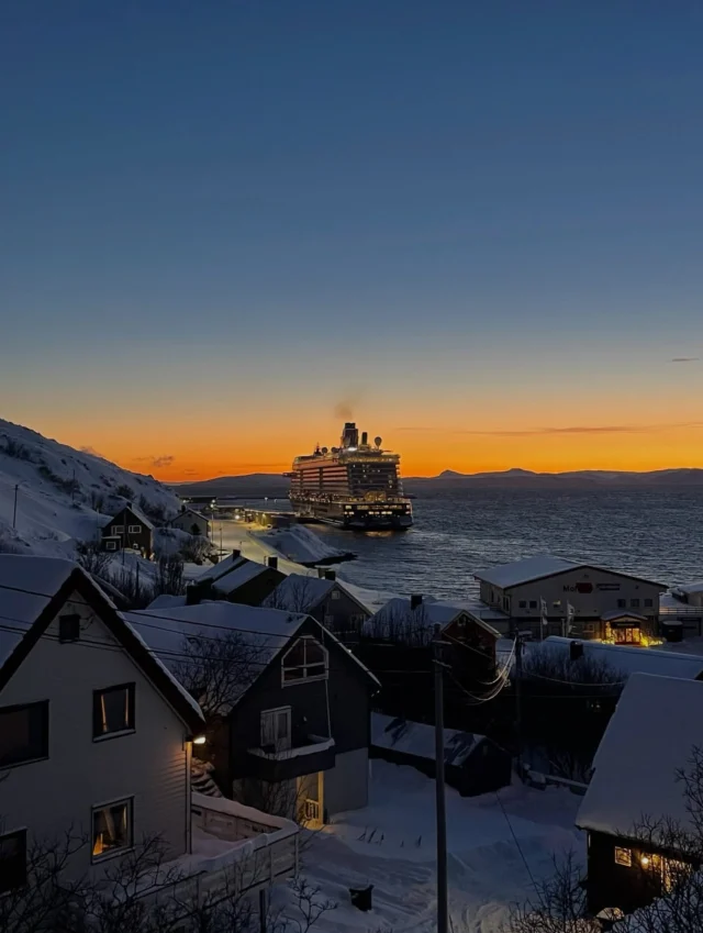 Winter nights & cruise lights ✨🚢

📷 @anne.sivertsen 

#Honningsvåg #NorthCape #nordkapp